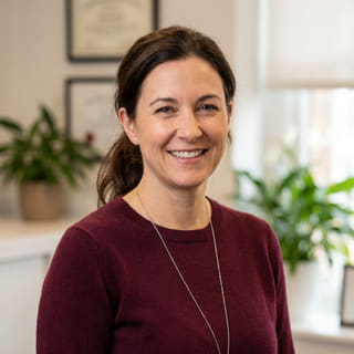 Laura Bennett, responsable des standards de la plateforme chez Lumière Rendença, photographiée pour une photo de profil
